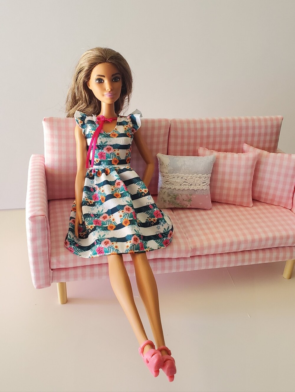 Barbie Miniature Dollhouse Sofa @nessa_bo_bessa - Picture 5 of 5